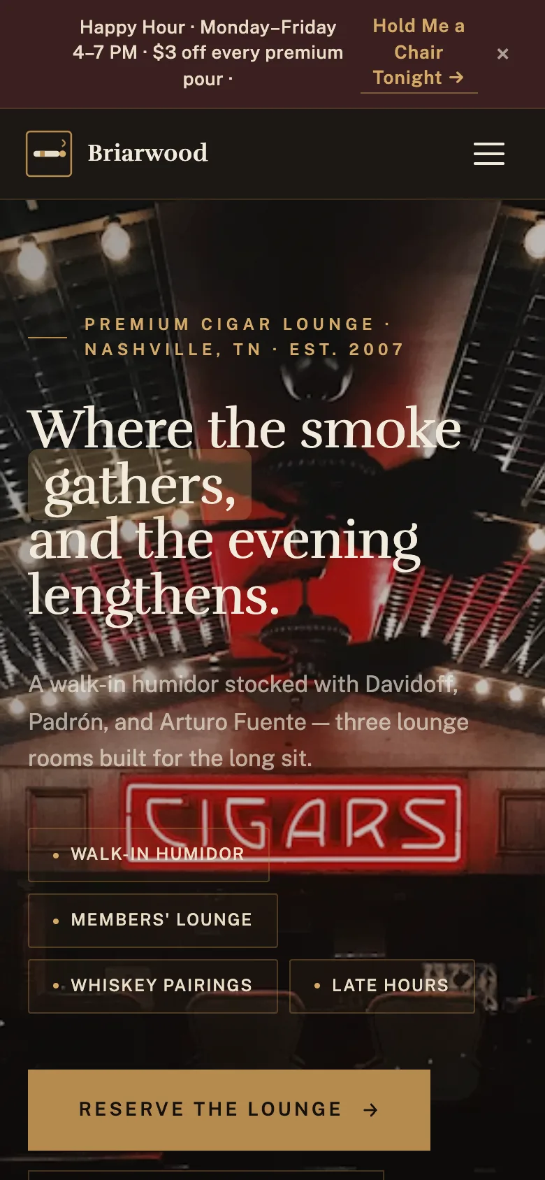 Briarwood Cigar Lounge, una tienda de demostración de cigarros creada en WorkspaceCMS, en un teléfono